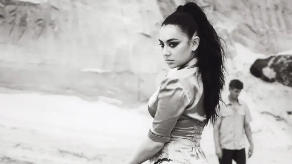 Charli XCX elege as 5 melhores músicas de sua carreira
