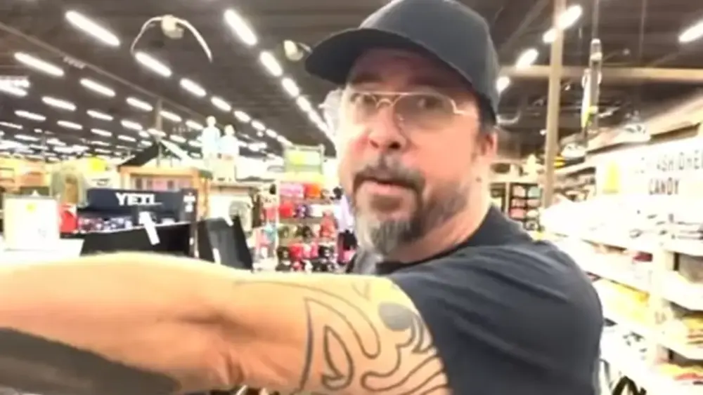 Josh Homme leva Dave Grohl a loja de pesca em vídeo hilário