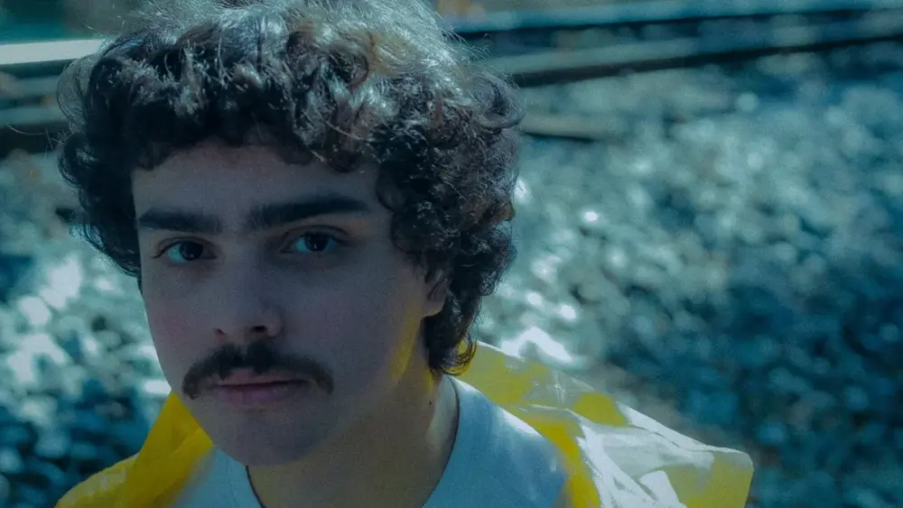 Pietro Amarelo Corrida une Shoegaze e Emo em “Bruxaria”