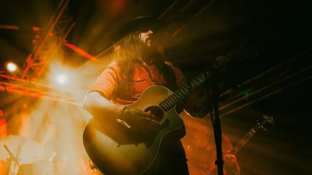 Shawn James lança "Passage" antes de shows no Brasil