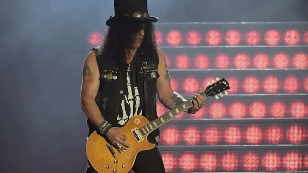 Slash surpreende fãs com vídeo raro do Deftones