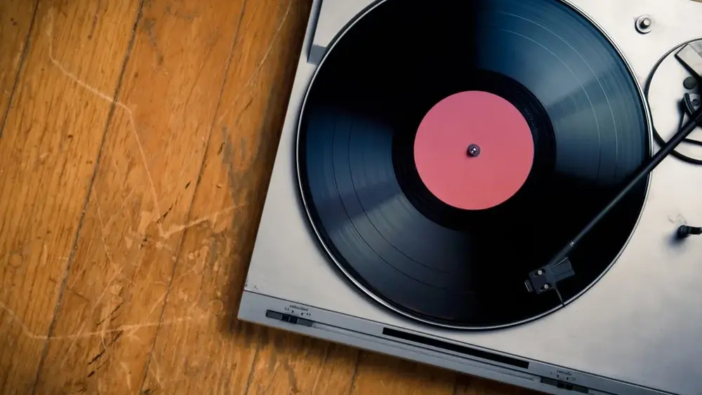 Suno lança vinil com músicas de IA por R$230