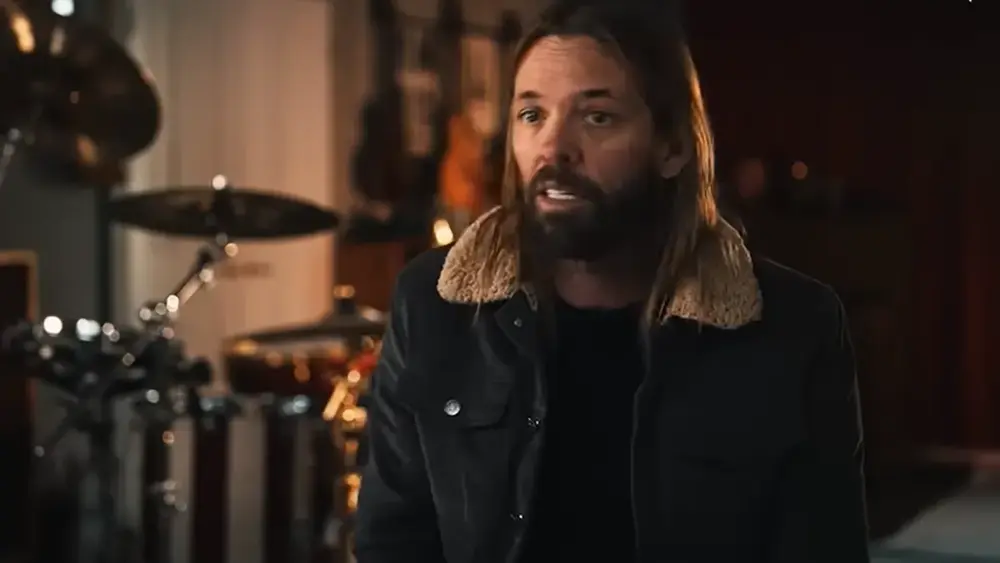 Taylor Hawkins surge em trailer de doc da Disney sobre Travis Barker