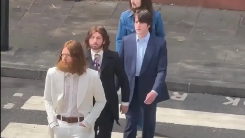 The Beatles: elenco recria capa de “Abbey Road” em filmes